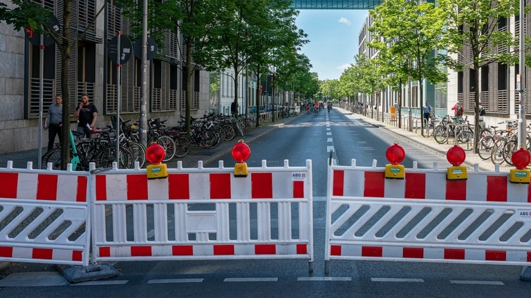 Berlin’de yılbaşı gecesi bazı caddelere araçla giriş yasaklanacak, © Shutterstock Berlin’de yılbaşı gecesi bazı caddelere araçla giriş yasaklanacak, © Shutterstock