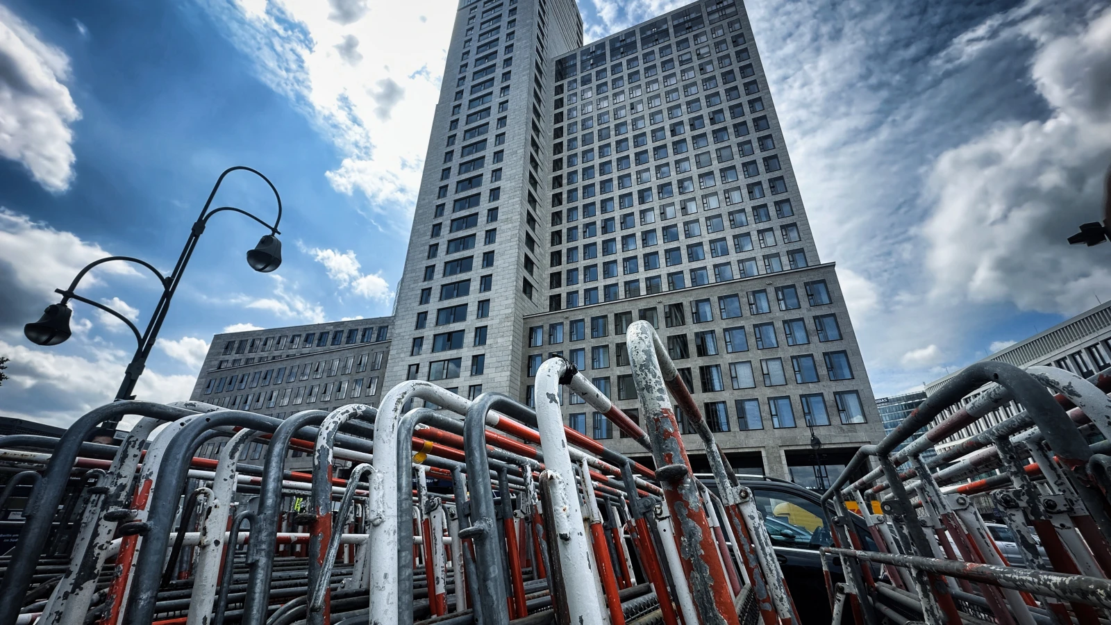 Berlin'in batı merkezinde trafikte sorunlar var: Ukrayna konferansı yapılıyor!, © dpa Berlin'in batı merkezinde trafikte sorunlar var: Ukrayna konferansı yapılıyor!, © dpa