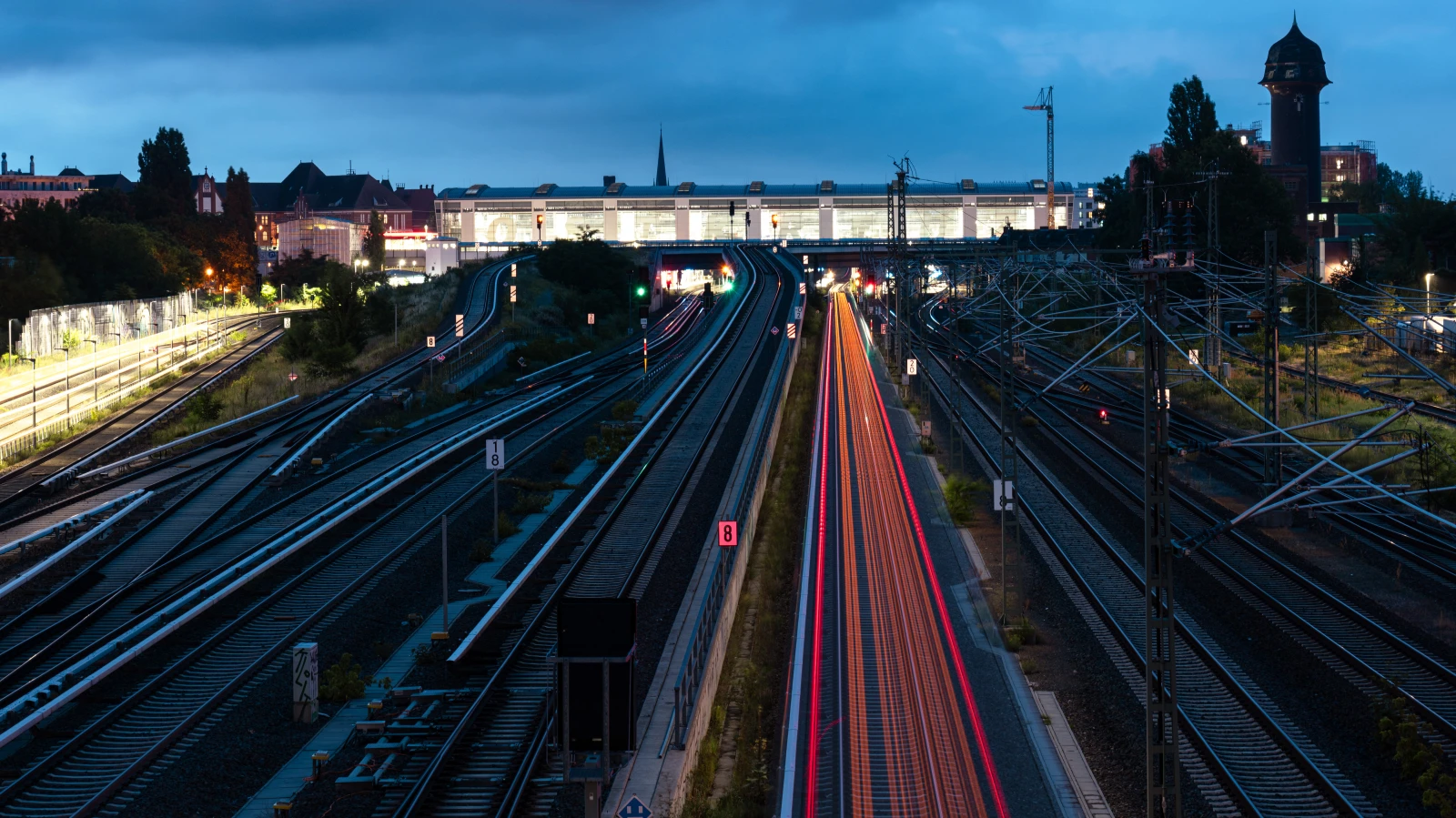 Yangın: Tren Seferleri Cuma Gününe Kadar Aksayacak, © dpa Yangın: Tren Seferleri Cuma Gününe Kadar Aksayacak, © dpa