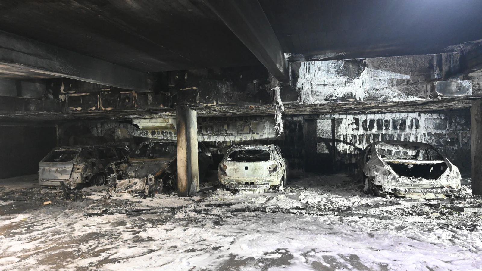 Vier komplett ausgebrannte Autos in Neuhausen, © Schaffhauser Polizei. Vier komplett ausgebrannte Autos in Neuhausen, © Schaffhauser Polizei.