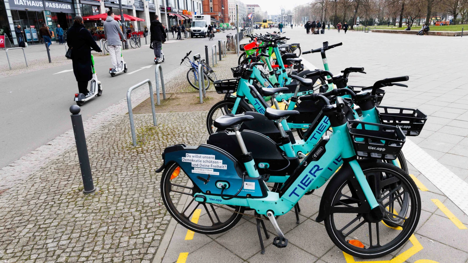 Berlin’de Sadece E-scooterler İçin Park Yerleri!, © dpa Berlin’de Sadece E-scooterler İçin Park Yerleri!, © dpa