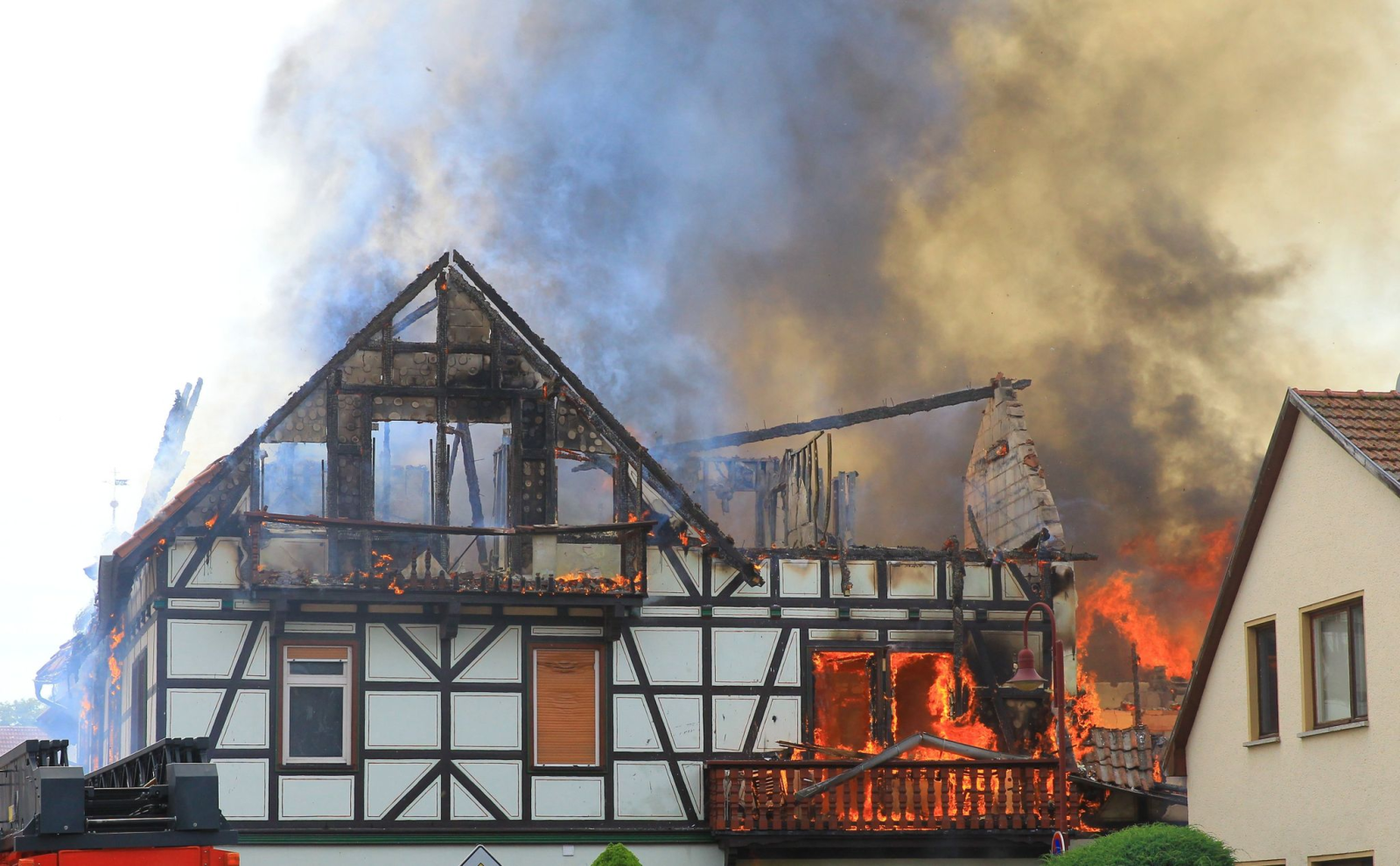 Ein Haus steht bei einem Brand in Flammen.
