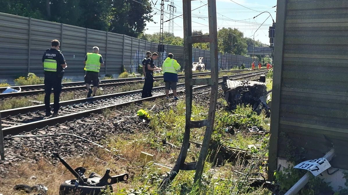 Bremen-Burg’da Ölümcül Tren Kazası: 19 Yaşındaki Sürücü Hayatını Kaybetti!, © Kai Moorschlatt/TNN/dpa Bremen-Burg’da Ölümcül Tren Kazası: 19 Yaşındaki Sürücü Hayatını Kaybetti!, © Kai Moorschlatt/TNN/dpa
