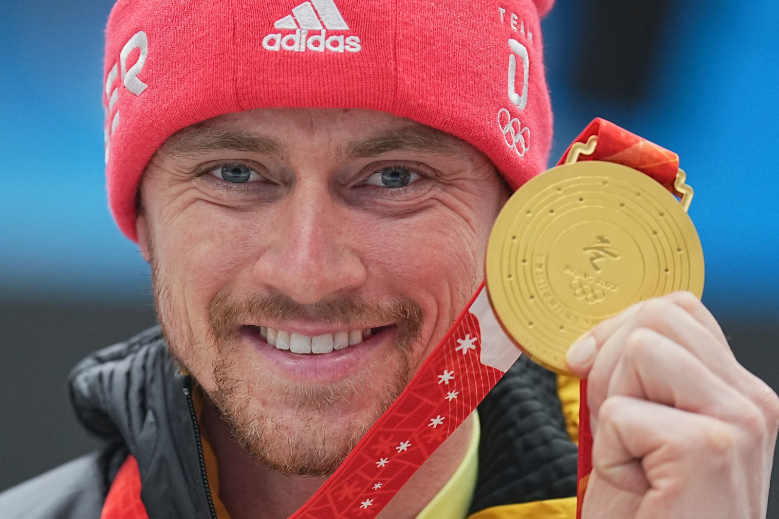 Erstplatzierer Johannes Ludwig aus Deutschland zeigt seine Goldmedaille.