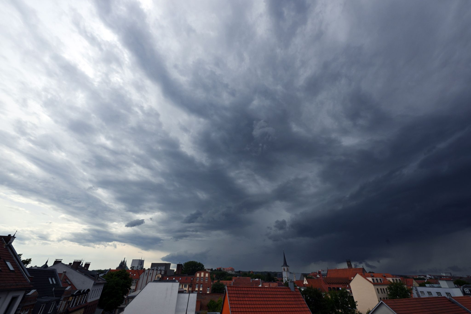 Die Unwetterfront soll laut DWD gegen Mittag über dem Freistaat ankommen. (Symbolbild), © Martin Schutt/dpa