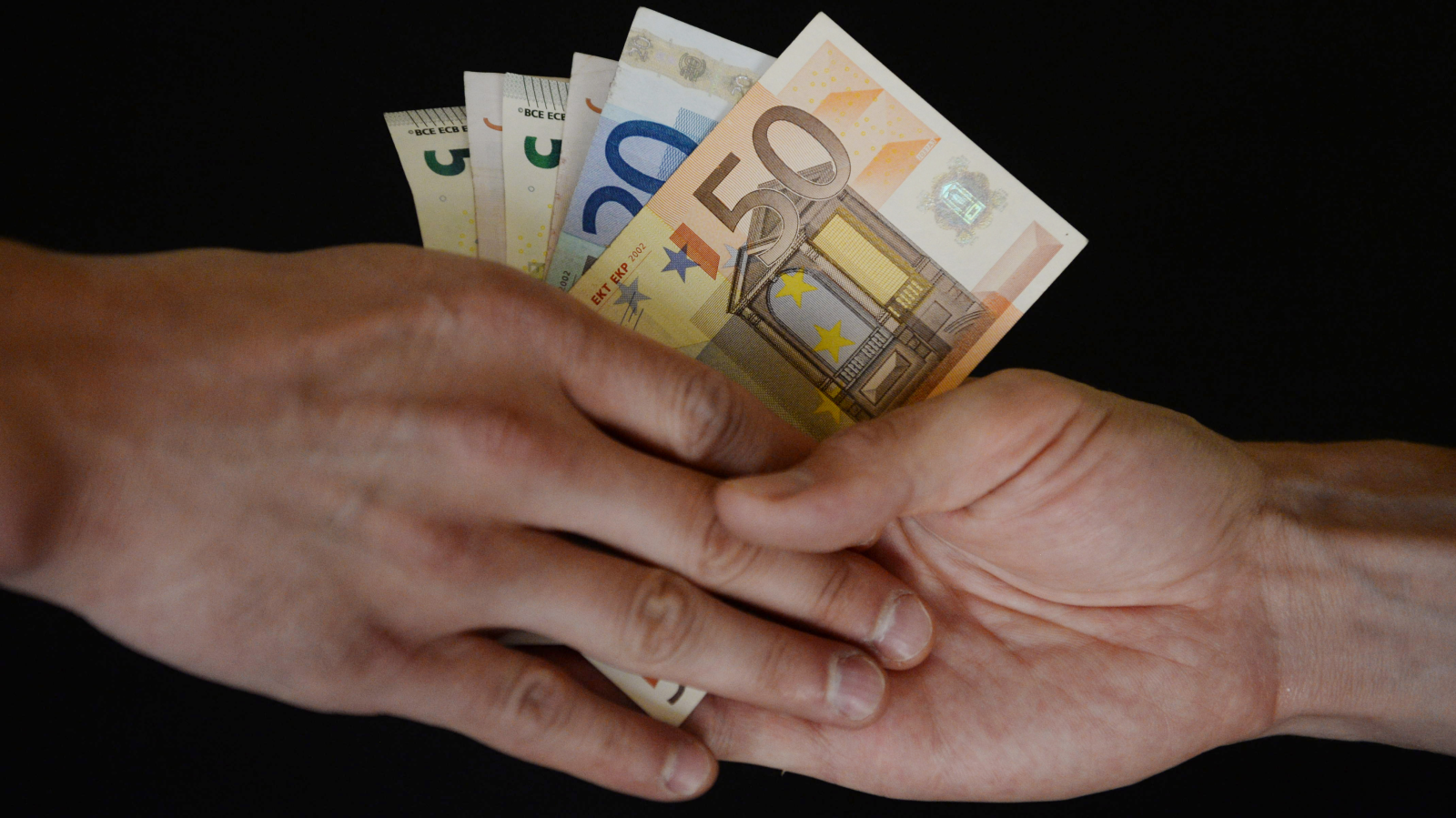 Jedes dritte Schweizer Unternehmen gibt Bestechung im Ausland zu, © Keystone / DPA / Franziska Kraufmann / Symbolbild