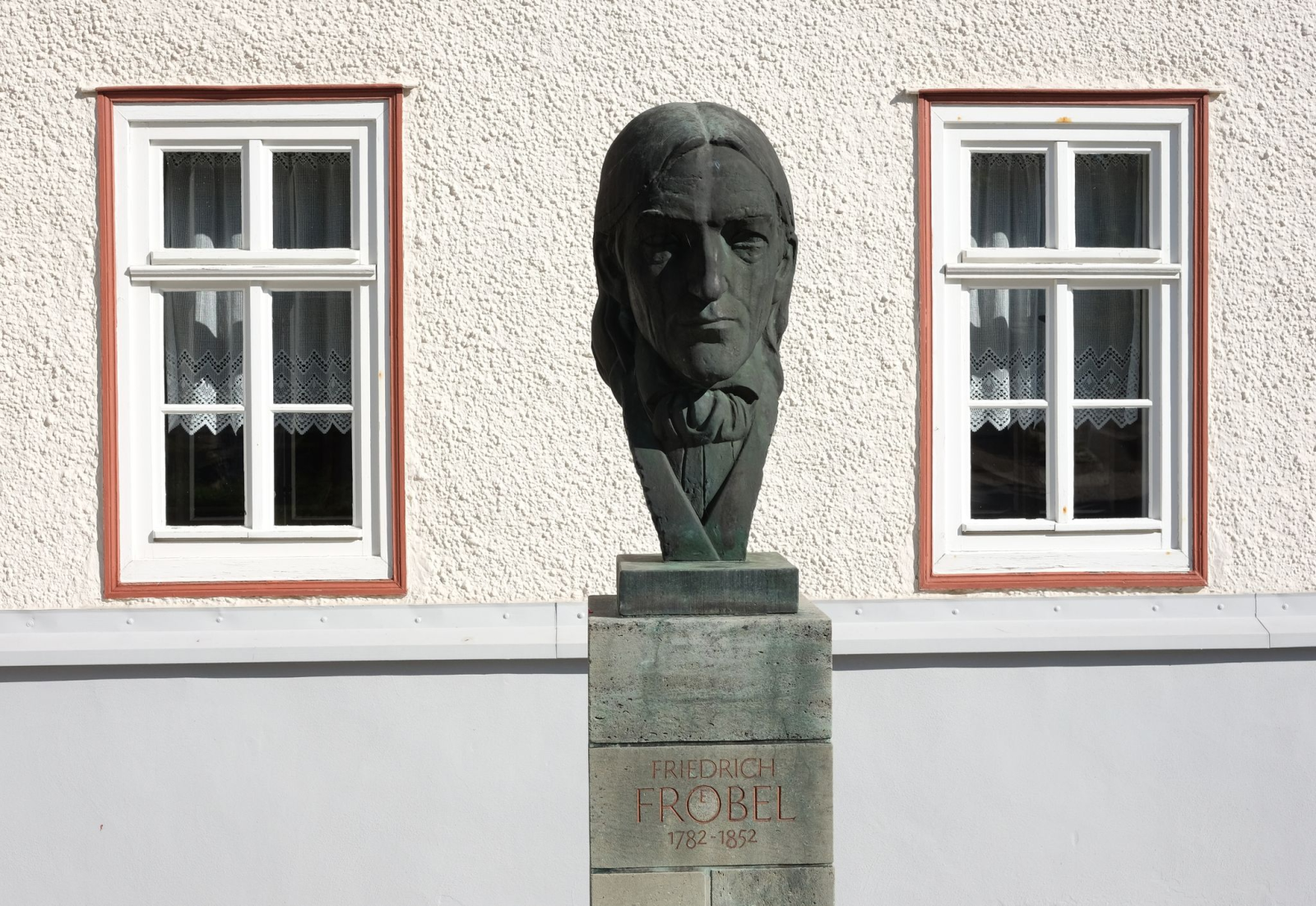 Die Büste des Kindergartenerfinders Friedrich Fröbel vor dessen Geburtshaus im thüringischen Oberweißbach.