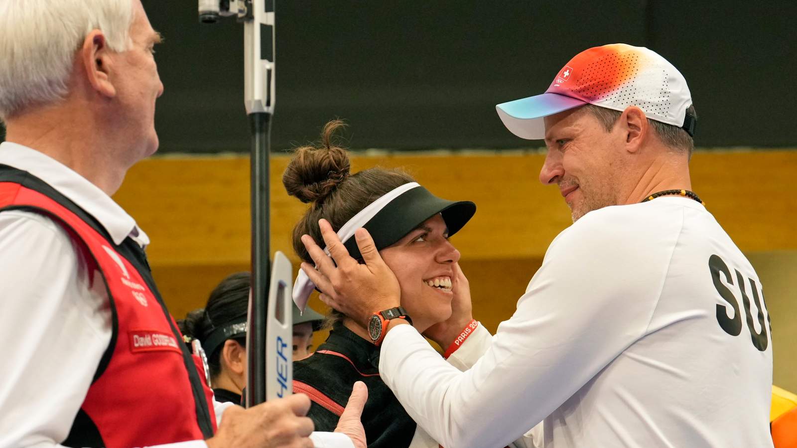 Chiara Leone tut es Nina Christen gleich, © AP Photo/Manish Swarup