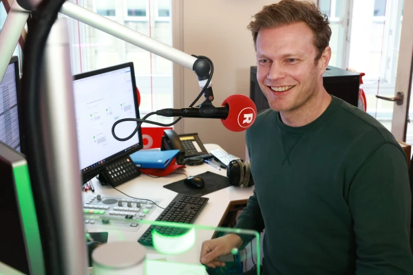 Moderator Christian "Stübi" Stübinger im Studio, © Inga Sommer Moderator Christian "Stübi" Stübinger im Studio, © Inga Sommer