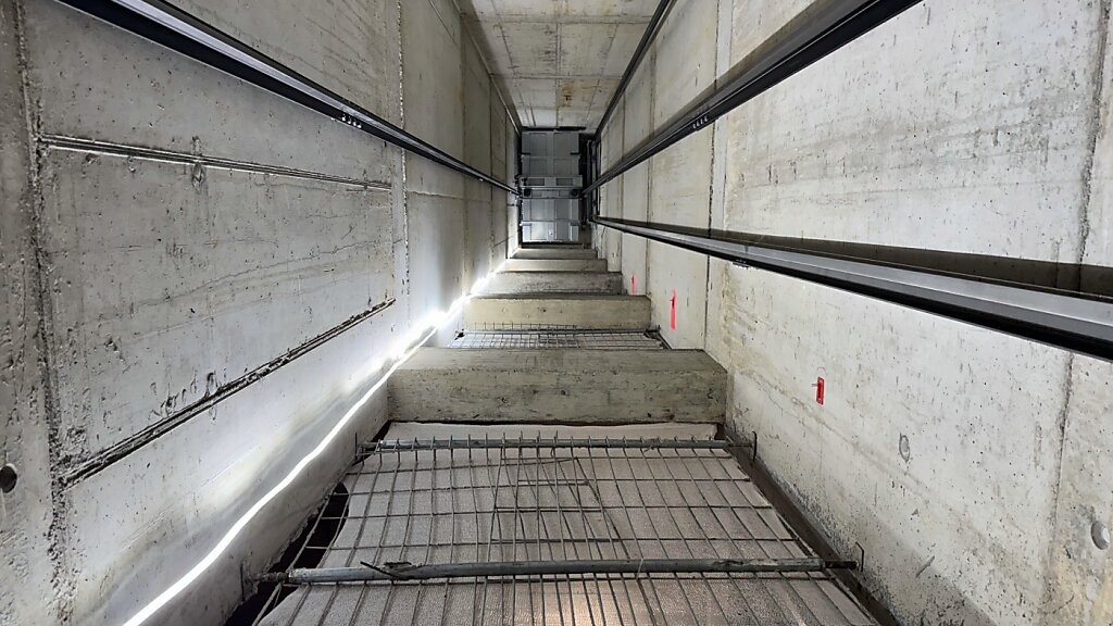 Arbeiter stürzt in St. Gallen 14 Meter tief in einen Liftschacht, © Keystone/SDA