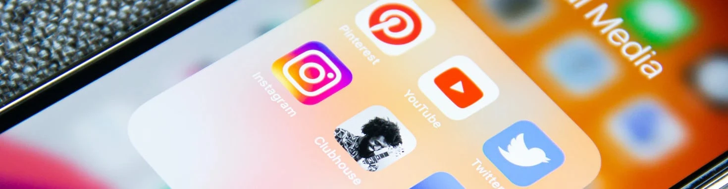 Homescreen vom Smartphone, folgende Apps zu sehen: Pinterest, YoutTube, Twitter, Instagram, © Shutterstock Homescreen vom Smartphone, folgende Apps zu sehen: Pinterest, YoutTube, Twitter, Instagram, © Shutterstock