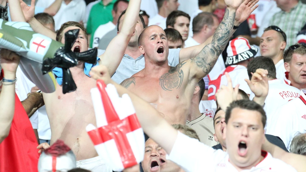İngiltere'de Taraftarlar Yasaklı Almanya Şarkısı Söyledi, © shutterstock İngiltere'de Taraftarlar Yasaklı Almanya Şarkısı Söyledi, © shutterstock