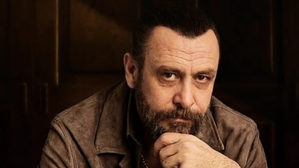 Nejat İşler’den Bankaya Burs Şartı, © Fotograf sanatçının resmi instagram hesabından alınmıştır. Nejat İşler’den Bankaya Burs Şartı, © Fotograf sanatçının resmi instagram hesabından alınmıştır.