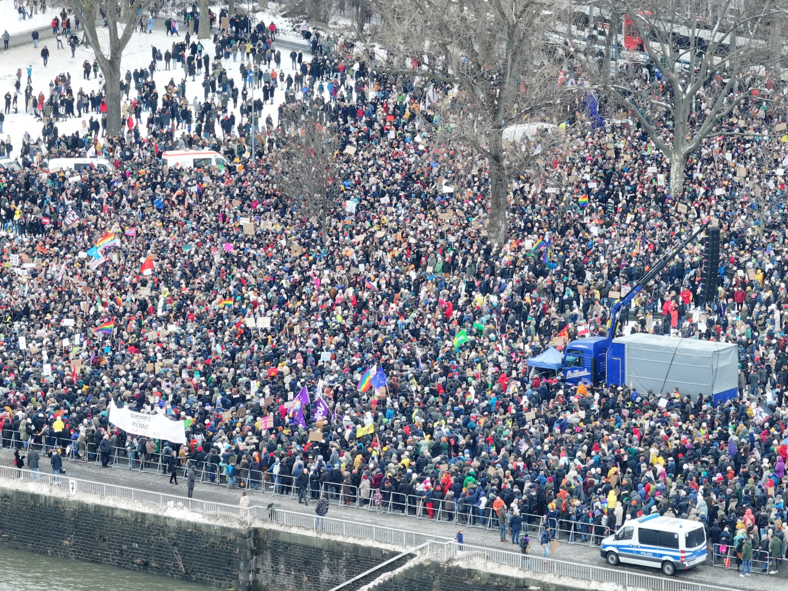 Münchner Demo gegen rechts wegen zu grossen Andrangs abgebrochen, © KEYSTONE/DPA/Sascha Thelen Münchner Demo gegen rechts wegen zu grossen Andrangs abgebrochen, © KEYSTONE/DPA/Sascha Thelen