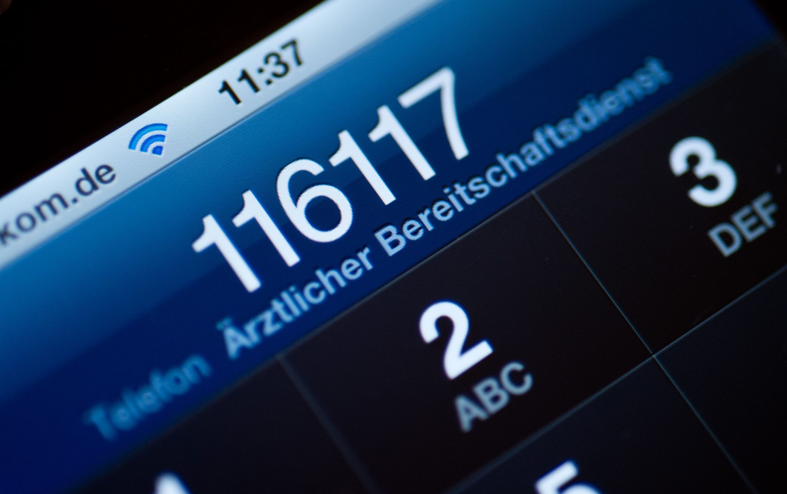 Die Telefonnummer des ärztlichen Bereitschaftsdienstes, die «116117», auf einem Handydisplay.