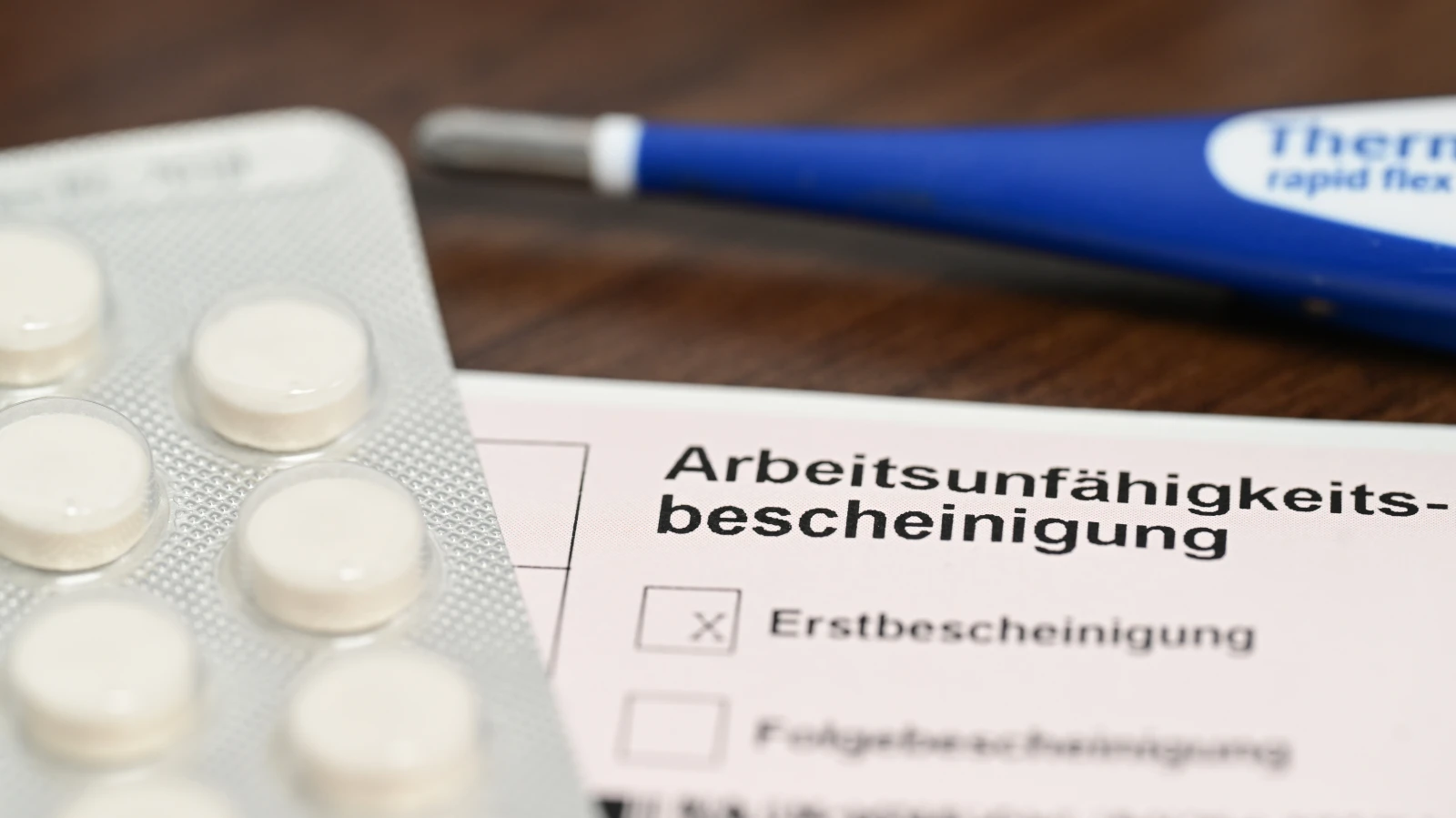 İş göremezlik raporu., © Foto: Bernd Weißbrod/dpa İş göremezlik raporu., © Foto: Bernd Weißbrod/dpa