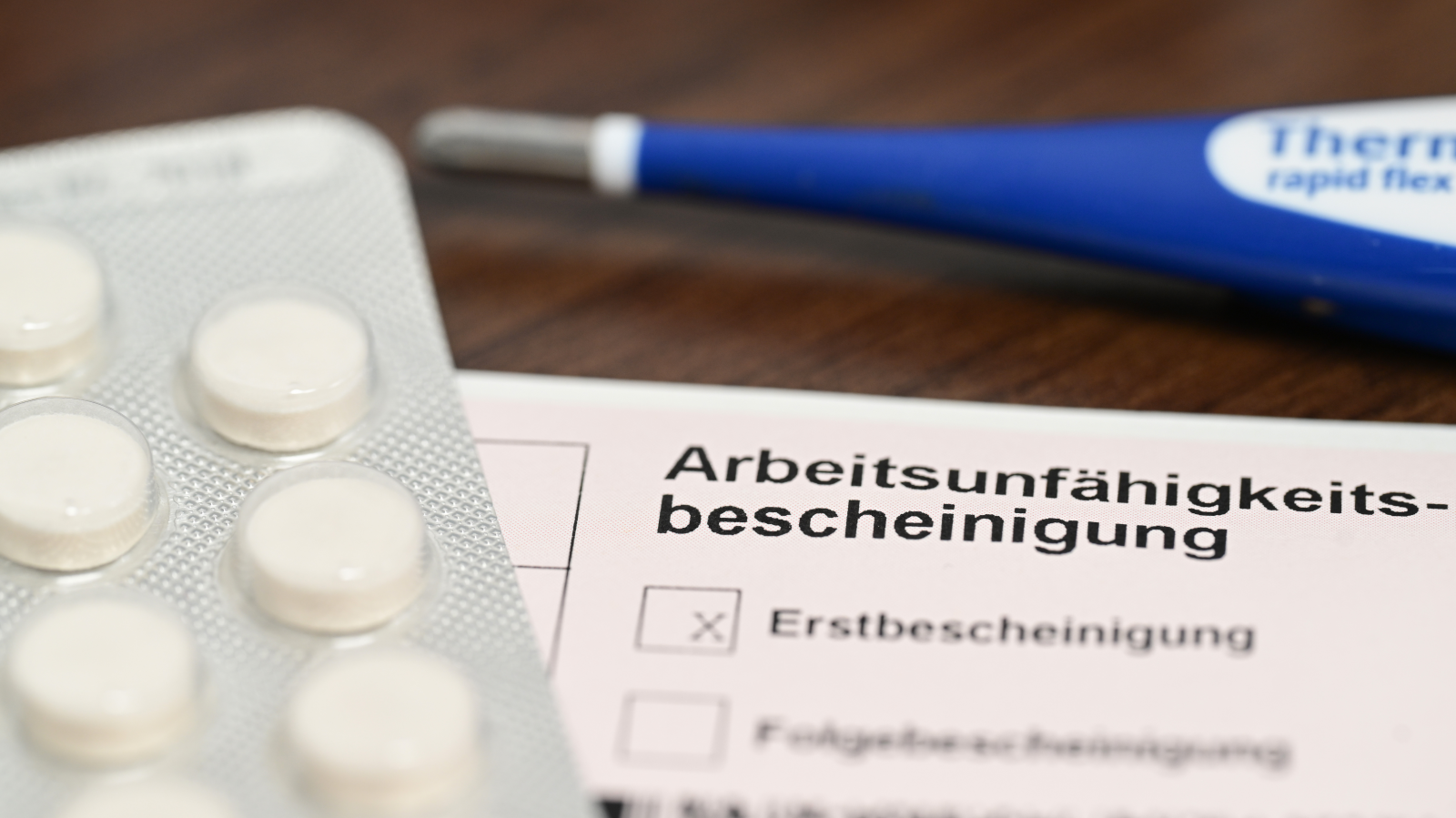 İş göremezlik raporu., © Foto: Bernd Weißbrod/dpa