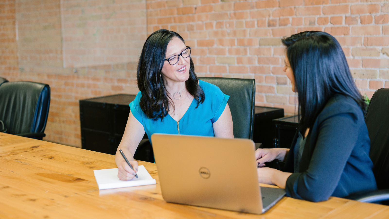 Weniger Frauen arbeiten unter 50 Prozent, © Unsplash/Amy Hirschi