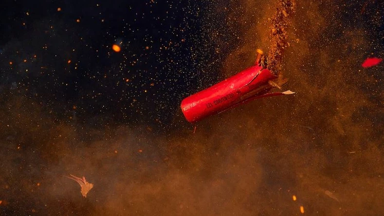 Jugendliche zünden Böller vor Schule , © Pixabay Jugendliche zünden Böller vor Schule , © Pixabay