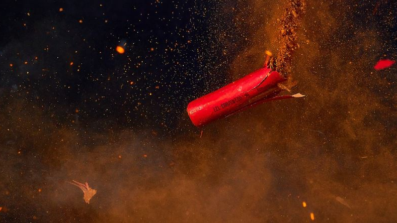 Jugendliche zünden Böller vor Schule , © Pixabay