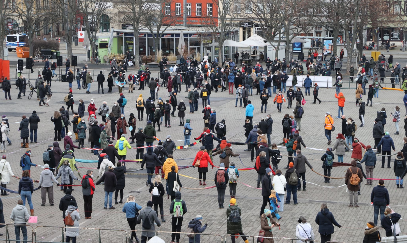 Menschen bilden als Zeichen gegen die sogenannten «Spaziergänge» eine Menschenkette vor dem Erfurter Dom.
