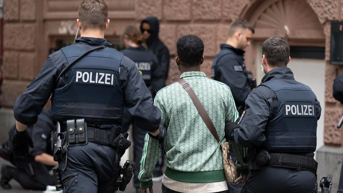 Hamburg Tren İstasyonlarında Polis Kontrolü!, © dpa Hamburg Tren İstasyonlarında Polis Kontrolü!, © dpa