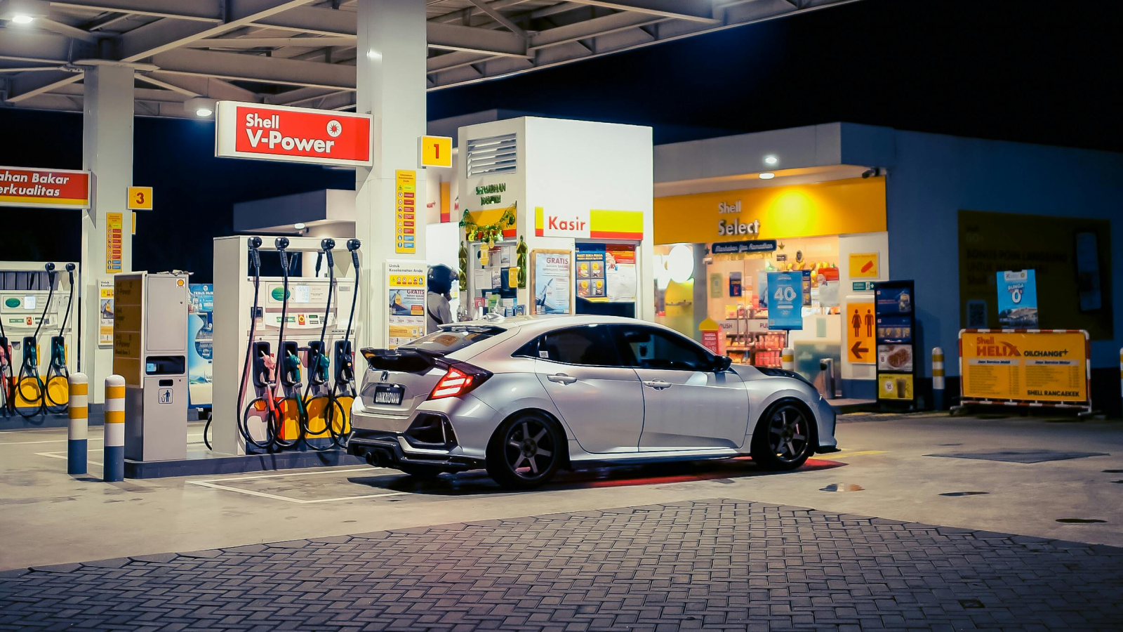 Sommerferien: Oft tankt es sich im Ausland billiger, © Muhamad Lutfi