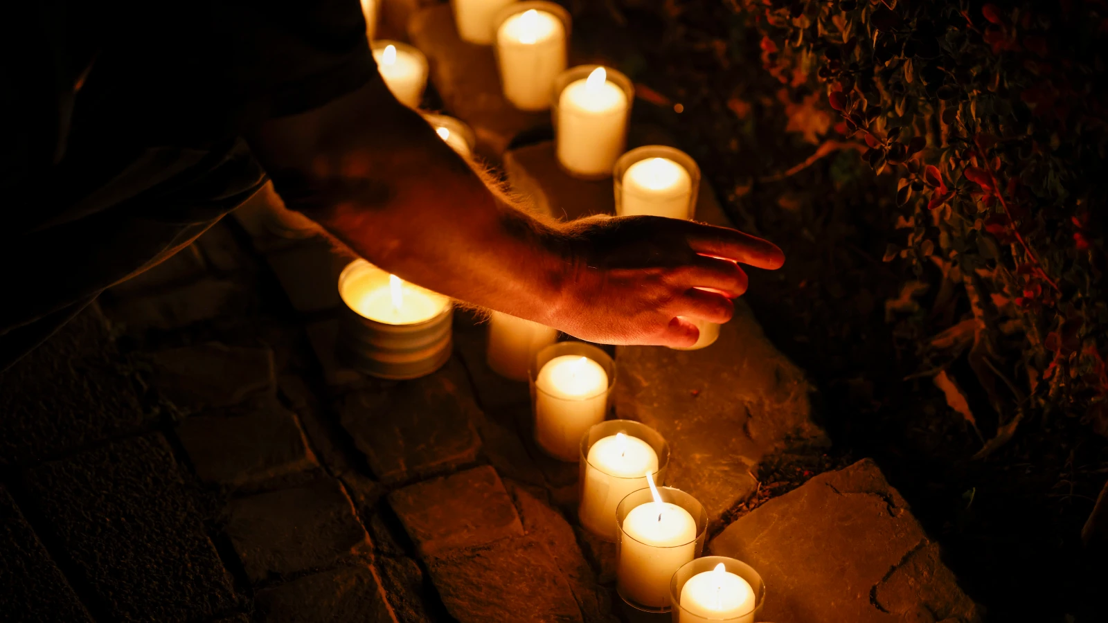 Mainz’da "15 Stolpersteine" Nazi Kurbanları Anıldı, © Thomas Banneyer/dpa Mainz’da "15 Stolpersteine" Nazi Kurbanları Anıldı, © Thomas Banneyer/dpa