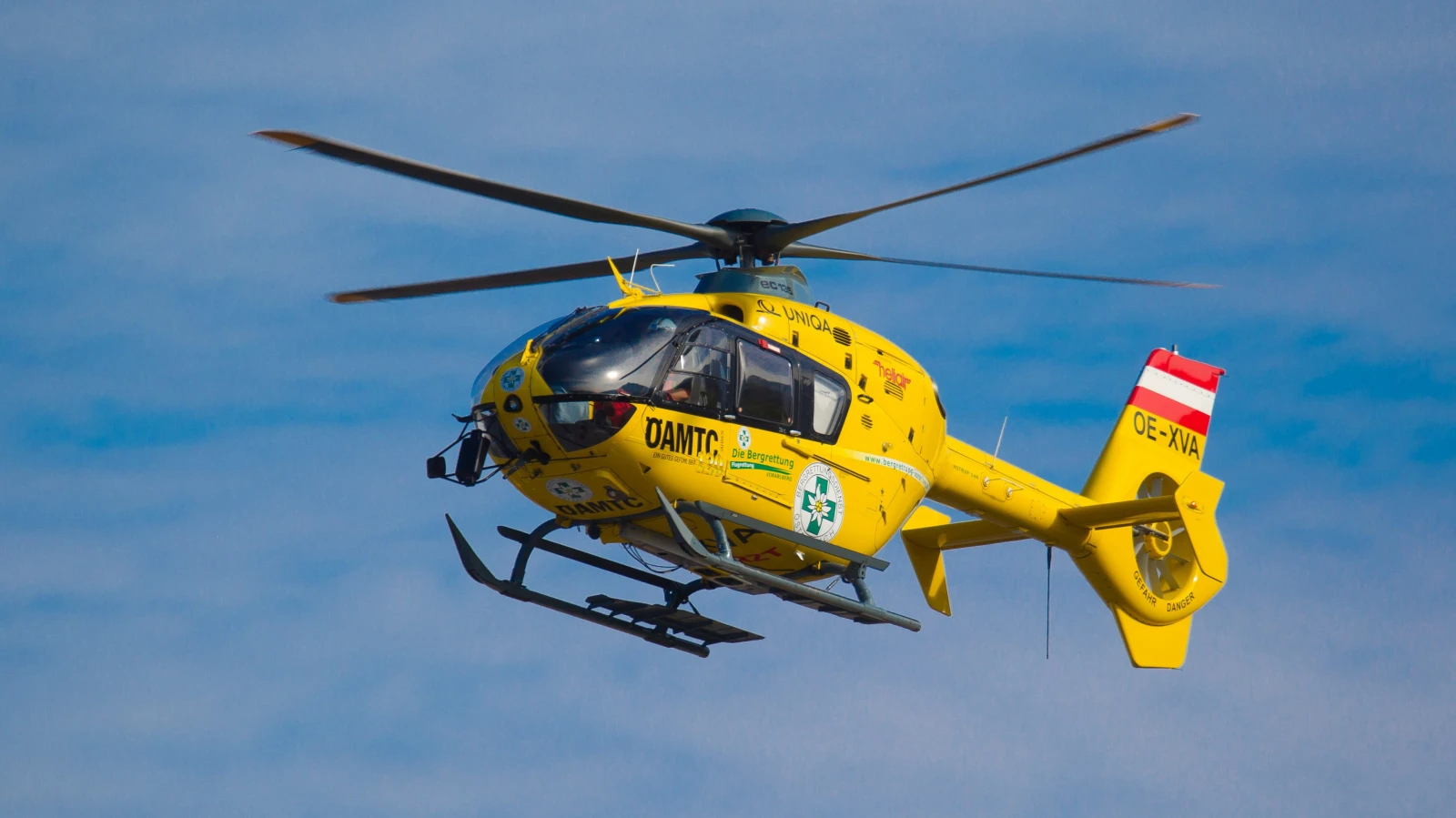 Holzschopf stürzt auf Arbeiter, © ÖAMTC / Christophorus 1 Holzschopf stürzt auf Arbeiter, © ÖAMTC / Christophorus 1