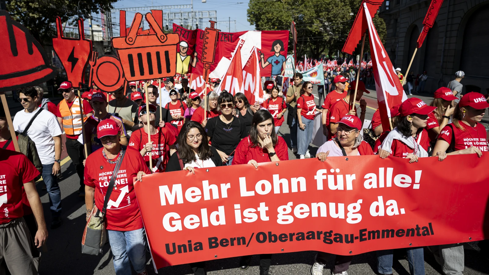 Tausende gehen in Bern auf die Strasse, © Keystone / Anthony Anex Tausende gehen in Bern auf die Strasse, © Keystone / Anthony Anex