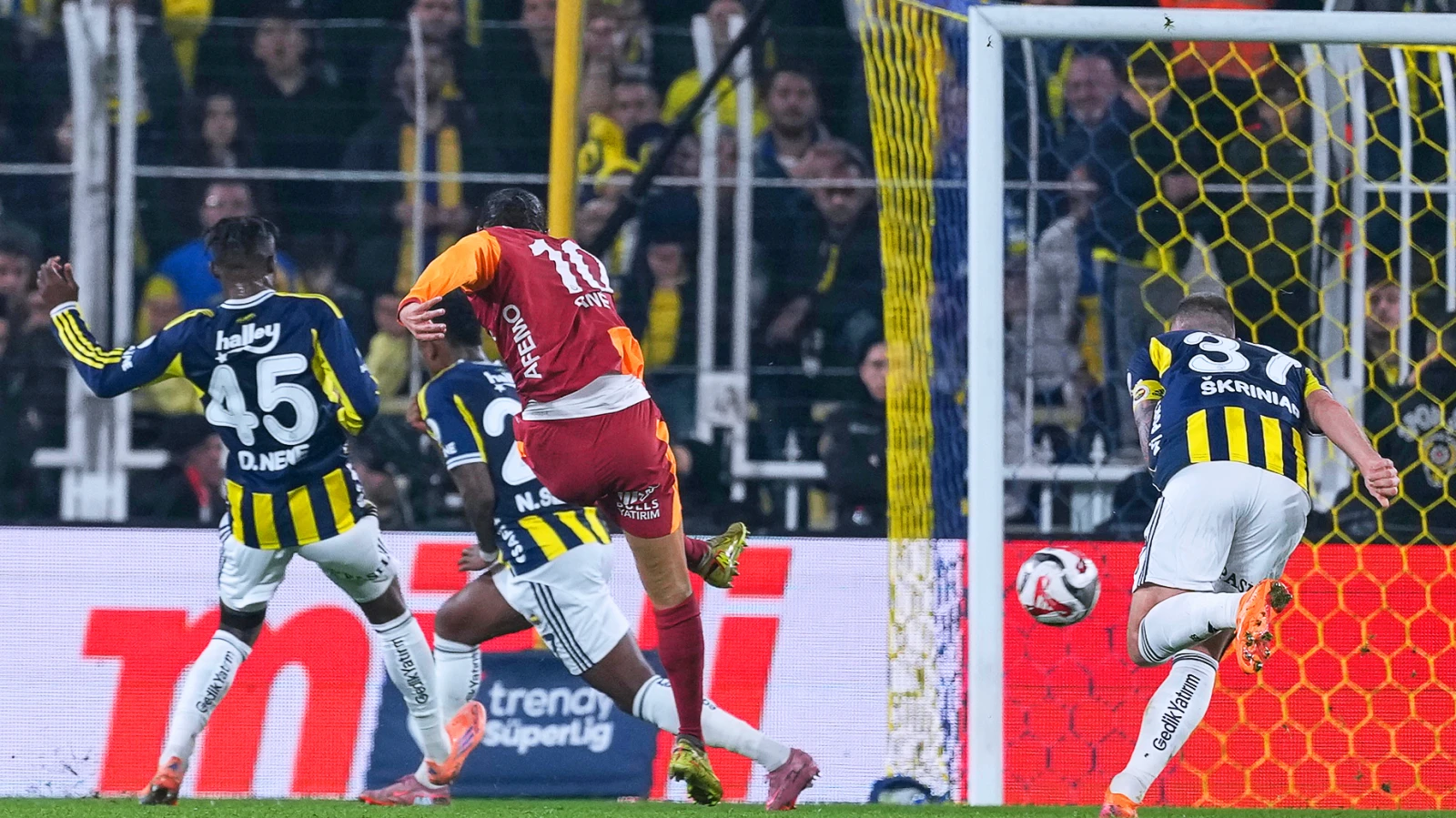 Kadıköy'de nefesler kesildi: Fenerbahçe, 90+6'da beraberliği yakaladı: 1-1, © Khalil Hamra/AP/dpa Kadıköy'de nefesler kesildi: Fenerbahçe, 90+6'da beraberliği yakaladı: 1-1, © Khalil Hamra/AP/dpa