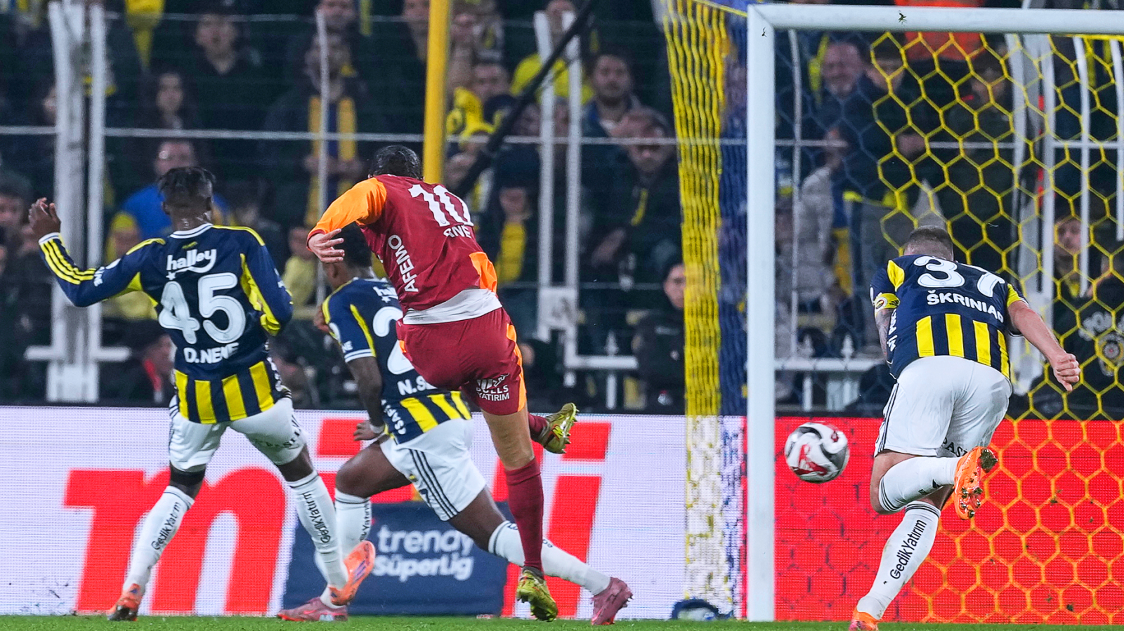 Kadıköy'de nefesler kesildi: Fenerbahçe, 90+6'da beraberliği yakaladı: 1-1, © Khalil Hamra/AP/dpa