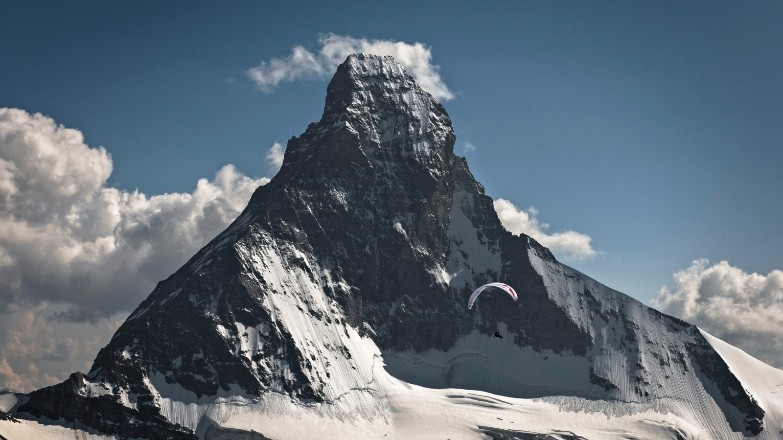 Zwei Tote nach Tausend-Meter-Sturz am Matterhorn, © Keystone/SDA/Red Bull/Sebastian Marko