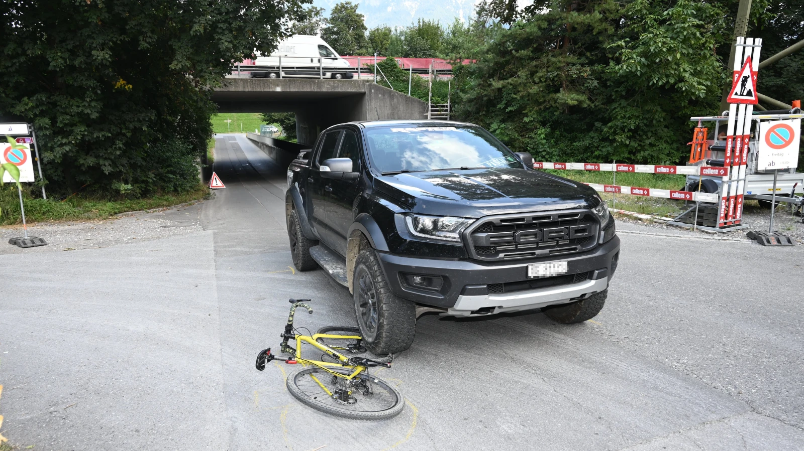 Pickup fährt in Velofahrerin in Buchs, © Kapo SG Pickup fährt in Velofahrerin in Buchs, © Kapo SG