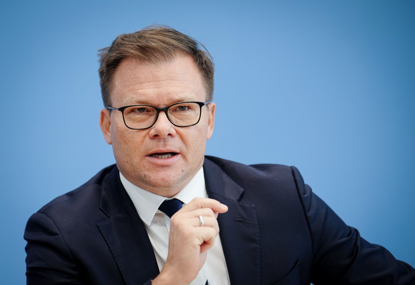 Beauftragter der Bundesregierung für Ostdeutschland Carsten Schneider spricht bei einer Pressekonferenz., © Kay Nietfeld/dpa