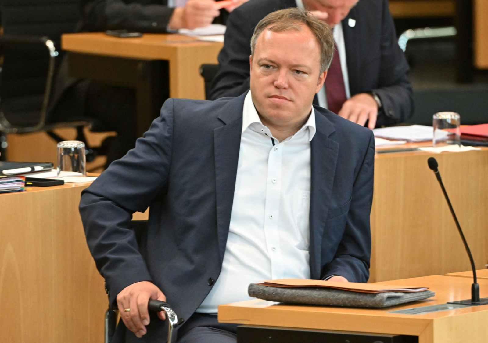 Mario Voigt, Thüringer CDU-Fraktionschef, verfolgt im Plenarsaal eine Landtagssitzung., © Martin Schutt/dpa/Archivbild
