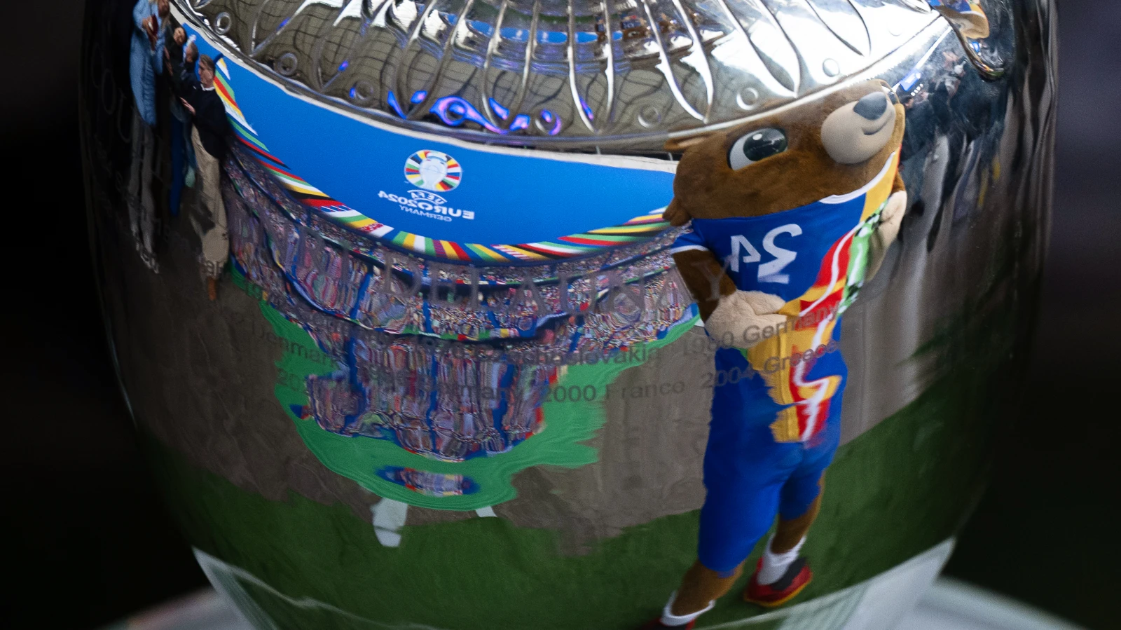 UEFA Kupası Bugün Berlin’de Sergileniyor!, © dpa UEFA Kupası Bugün Berlin’de Sergileniyor!, © dpa