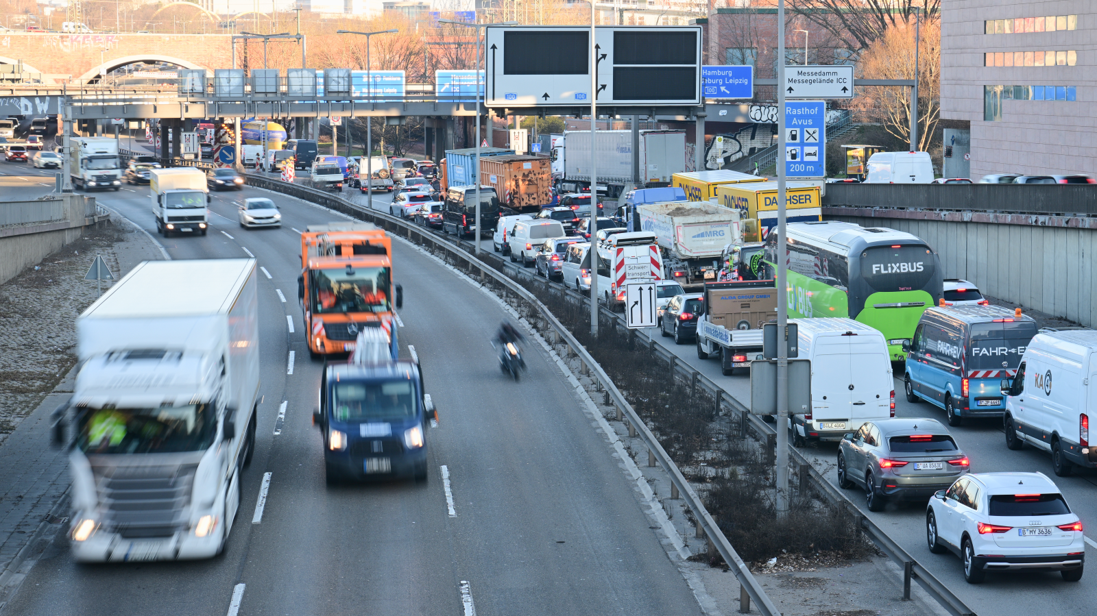 BVG Grevi Berlin’de Ulaşımı Felç Etti: Otoyollar Kilitlendi, Şehir Trafiğe Teslim, © Sebastian Gollnow/dpa