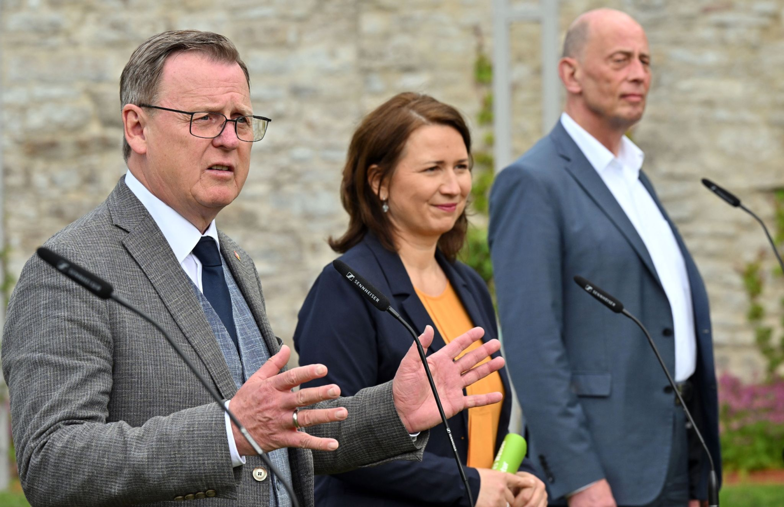 Wolfgang Tiefensee (r-l, SPD), Wirtschaftsminister, Anja Siegesmund (Bündnis90/Die Grünen), Umweltministerin, und Bodo Ramelow (Die Linke), Ministerpräsident von Thüringen.