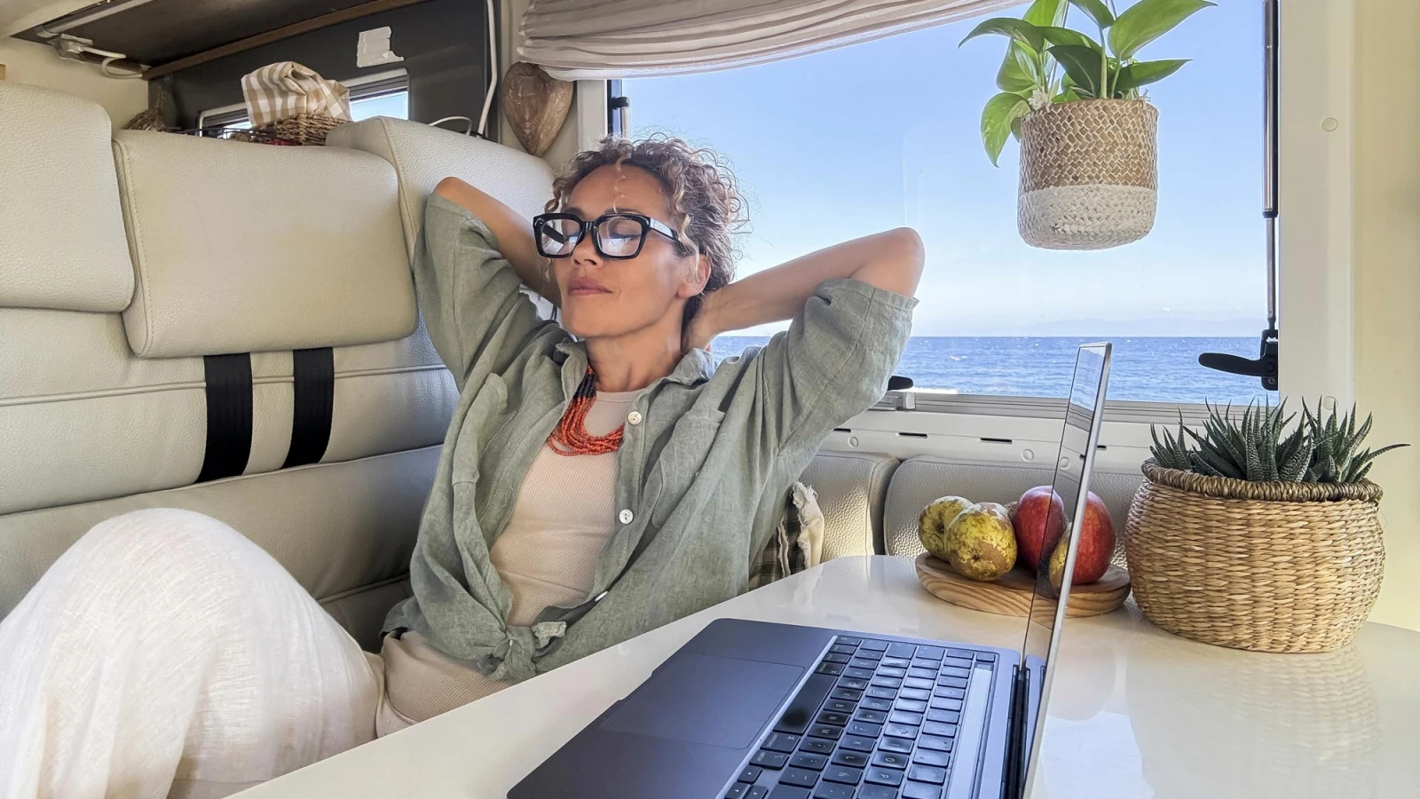 Entspannen im Camper, © simona pilolla 2, Shutterstock Entspannen im Camper, © simona pilolla 2, Shutterstock