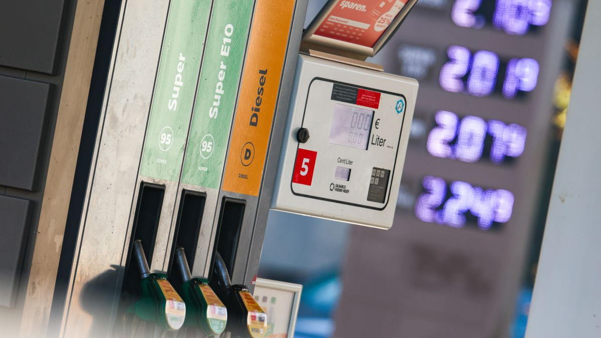 Brandenburg Başbakanı: “Akaryakıt fiyatları açıkça soygun”, © Christoph Reichwein/dpa