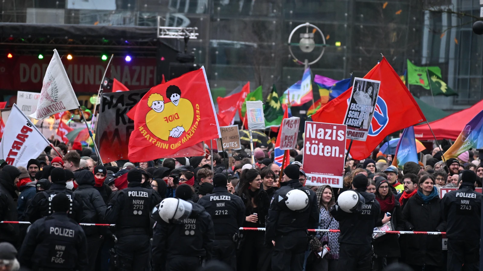 Höcke’ye Tepki Büyüyor: Protestolar Dortmund’dan Düsseldorf’a Taşındı, © Benjamin Westhoff/dpa Höcke’ye Tepki Büyüyor: Protestolar Dortmund’dan Düsseldorf’a Taşındı, © Benjamin Westhoff/dpa