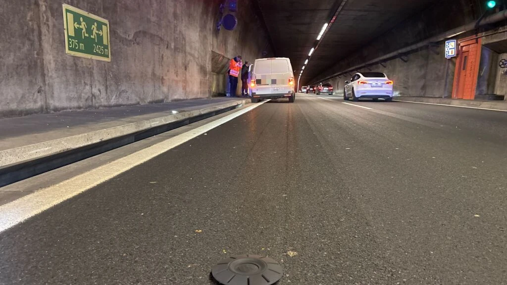 Lieferwagenfahrer erleidet auf A3 epileptischen Anfall, © Keystone / SDA / Kantonspolizei Glarus Lieferwagenfahrer erleidet auf A3 epileptischen Anfall, © Keystone / SDA / Kantonspolizei Glarus