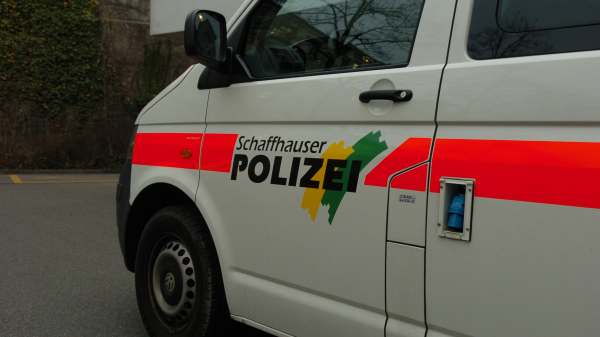 Neuhausen: Frau auf einem Gehweg ausgeraubt, © Symbolbild: Schaffhauser Polizei