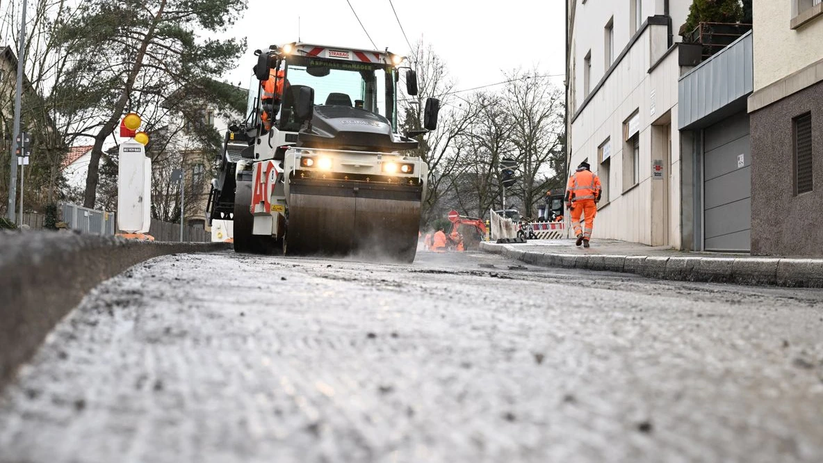 🌡️ Aşırı Sıcaklar Bremen ve Çevresinde Felaketlere Neden Oluyor, © Bernd Weißbrod/dpa 🌡️ Aşırı Sıcaklar Bremen ve Çevresinde Felaketlere Neden Oluyor, © Bernd Weißbrod/dpa
