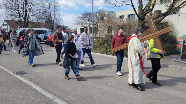 Über 100 Leute begleiten Kreuz durch Schaffhausen, © Radio Munot