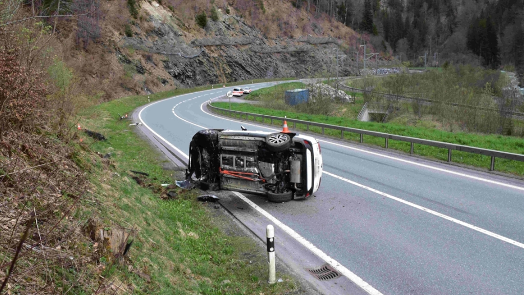 Auto überschlägt sich in Fideris, © Kantonspolizei Graubünden