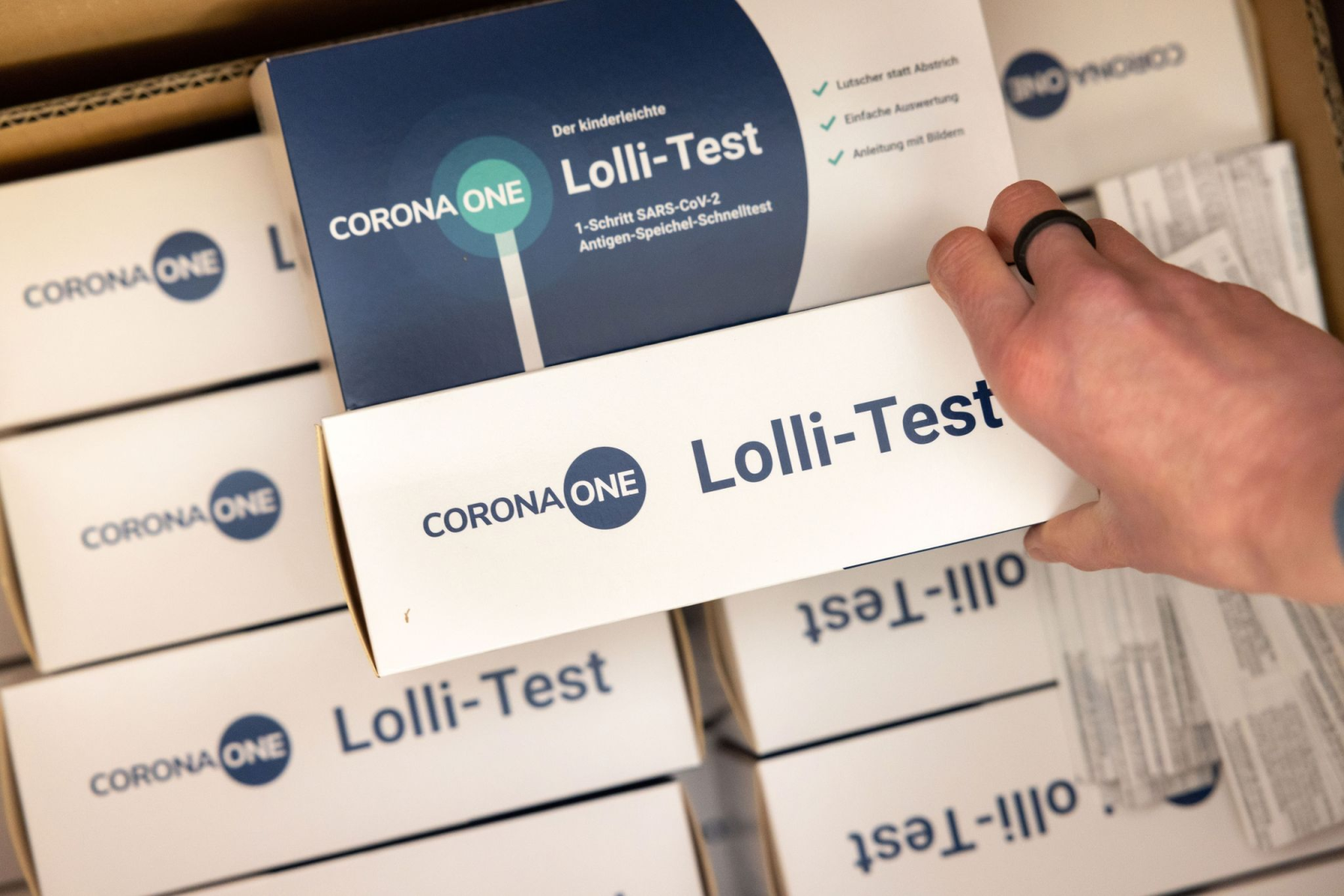 Die Schulleiterin einer Grundschule in Thüringen packt einen «Lolli-Test» zum Nachweis von SARS-CoV-2-Erregern aus.