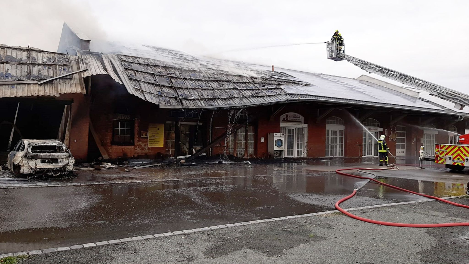 Die Feuerwehr löscht einen Brand in einem Gewerbegebäude am Bahnhof.