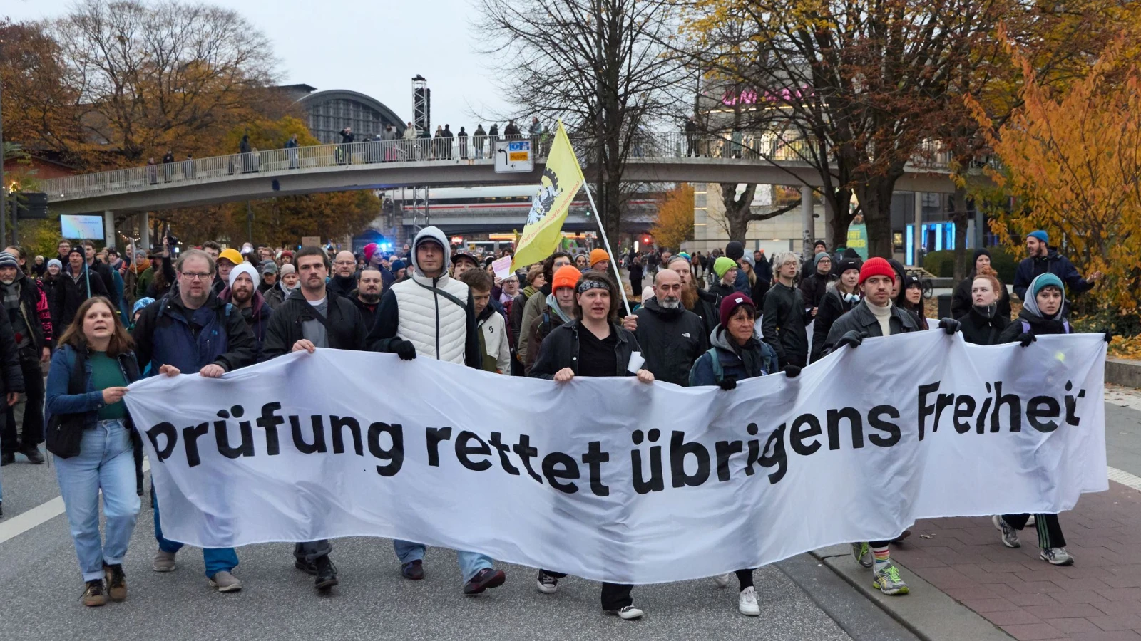 Özgürlüğü Kurtarmak İçin İncele! , © dpa Özgürlüğü Kurtarmak İçin İncele! , © dpa